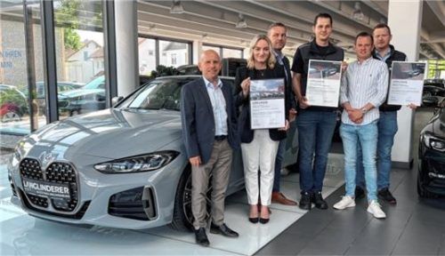 Inhaber Jürgen Langlinderer (v.l.), Eva Webersberger (Service Assistentin) bei der Urkundenübergabe mit BMW Aftersales Gebietsleiter Stefan Müller-Eder, Daniel Webersberger (Service Leiter Waldkraiburg), Max Langlinderer und Benno Inzenhofer (Service Leiter Altötting).