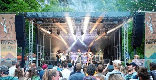 Jede Stunde eine andere Band, so die Devise beim Luegstock-Festival. Unser Foto zeigt Mola aus München mit Sängerin Isabella Streifeneder.Foto Poll