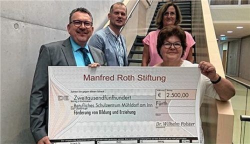 Jörg Christoph von der Manfred-Roth-Stiftung überreicht Cornelia Taube den Scheck.Foto  re