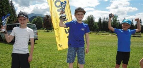 Jonas Sachenbacher vom WSV Reit im Winkl (Mitte) wurde Erster in der Klasse Kinder 8 vor Noah Moser vom SC Erzbergland (links) und Lukas Matschulla vom SC Bischofshofen. Foto Hauser