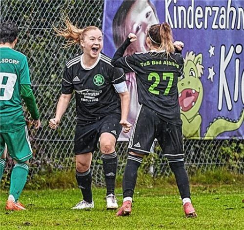 Jubel über einen Treffer: Torjägerin Theresa Eder (links) freut sich mit Teamkollegin Anja Gfäller.Foto Dirk habermann