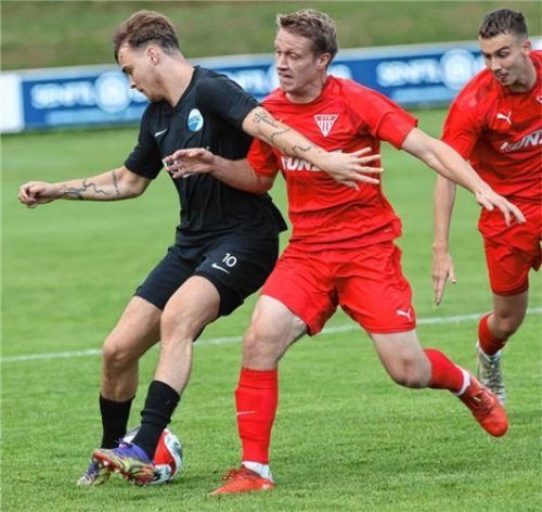 Julian Höllen (links), hier im Duell mit Gerhard Stannek, brachte die Schweppermänner in Front.Foto Buchholz
