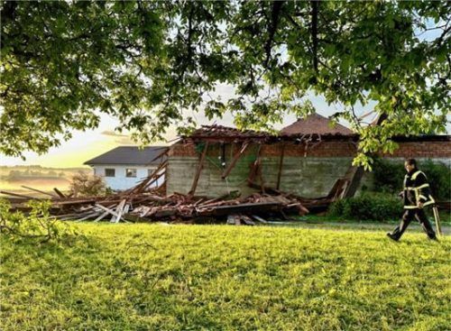 Keiner vor Ort konnte sich so recht erklären, warum es gerade diesen Stadel erwischt hatte.