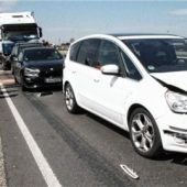 Sattelzug schiebt vier Autos aufeinander