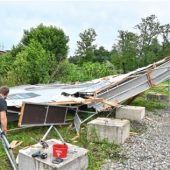 Kulissen und Tribünendach werden Opfer des Sturms