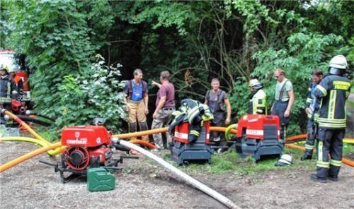 Kurzes Luftholen nach dem Großeinsatz: Rund 200 Einsatzkräfte waren beim Kampf gegen die Flammen aktiv.