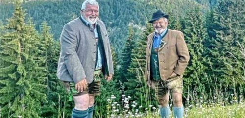 Landesvorsitzender Bayernbund Sebastian Friesinger (links) im Gespräch mit Ehren-Landesvorsitzendem des Bayerischen Trachtenverbands, Max Bertl.Foto Hötzelsperger