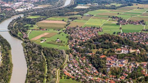 Leben und arbeiten am Inn: Die Region bekommt gute Noten für die Verkehrsanbindung und die Energieversorgung. Ein Blick den Inn entlang an Neubeuern vorbei nach Raubling und Rosenheim. Foto Nitzsche