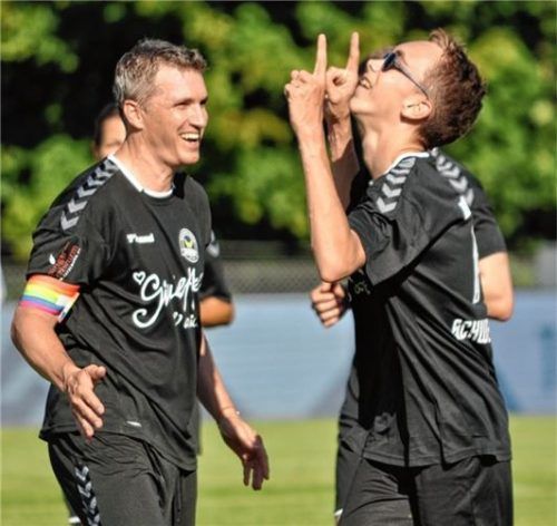 Legenden-Kapitän Tobias Schweinsteiger freut sich mit seinem Matchwinner Leo.Foto Thomas Neumeier