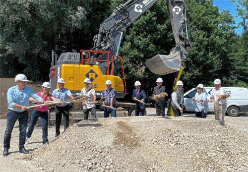 Legten selbst Hand an: (von links) Thomas Häringer von HSP Projektmanagement und Beratung, Hortleiterin Heidemarie Petke, Schulleiter Max Schweiger, Florian Müller-Luckinger von Krug Grossmann Architekten, Bernhard Summerer, Bürgermeister von Söchtenau, Alois Loferer, Bürgermeister von Bad Endorf, Landrat Otto Lederer, Hans Murner, Bürgermeister von Höslwang, Regina Braun, Bürgermeisterin von Halfing, und Klaus Günther von der Firma Haydn. Foto  Kirchner