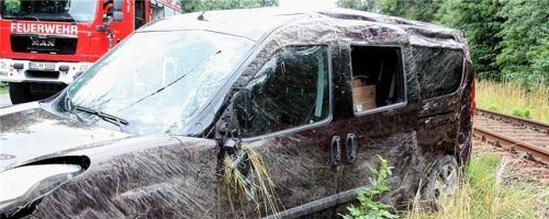 Leicht verletzt konnte sich das Ehepaar aus dem Fahrzeug befreien, das nur wenige Meter neben den Gleisen zum Stehen kam.Foto Barth