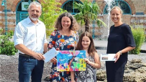 Leonie Nachbar mit ihrem Gewinnerbild. Gratuliert haben (von links) Stephan Heidig, Abteilungsleiter Bäder der Stadtwerke, die Leiterin des Lokschuppens, Dr. Jennifer Morscheiser, und OVB-Chefreporterin Rosi Gantner.Foto re