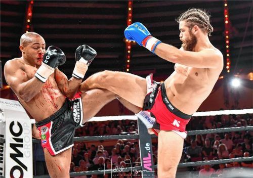 Mario Kornhass (rechts) von Kampfsport Kornhass aus Kolbermoor verteidigte seinen Titel im Halbmittelgewicht gegen Diaz. Foto HALIL TOSUN