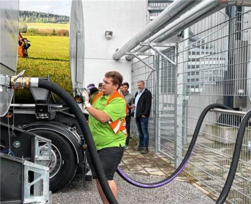 Martin Strein bringt die Wärme aus Hornau nach Kolbermoor und schließt die mobilen Wärmespeicher auch ans Leitungssystem des Wärmespeichers am Heizkraftwerk in Kolbermoor an.