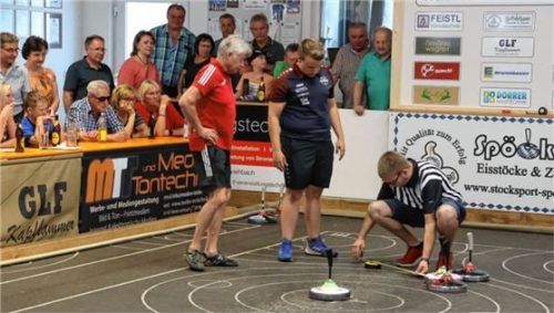 Maßarbeit im Duell zwischen Niederviehbach und dem TSV Buchbach.Foto Albert Kamhuber