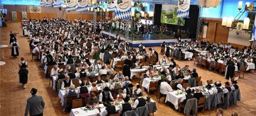 Mehr als 500 Trachtler haben den 120. Geburtstag des Trachtenvereins „D‘Innviertler“ in der Auerbräu-Festhalle gefeiert. Fotos  Peter Schlecker