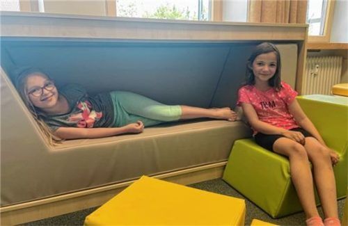 Miriam (li) und Emilia (re) haben viel Spaß in ihrer KuscheleckeFoto Kirchner