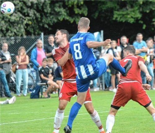 Mit diesem Kopfball brachte Lars Bender den TSV Brannenburg in Führung.Foto Franz Ruprecht