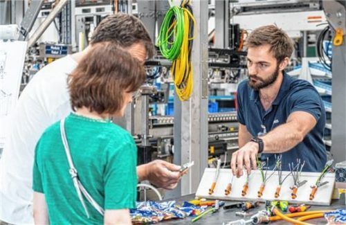 Mit einem Tag der offenen Tür feierte Krones sein 25-jähriges Jubiläum in Rosenheim. Foto sebastian bockisch, suma film