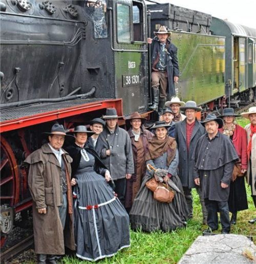 Mit Hüten und Reifrock: Mitglieder des „Club Kentucky Rosenheim“ bei einem Ausflug.Foto Fischer