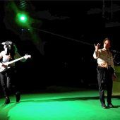 Glück und Glitzer im „Affekt“: Was macht Menschen glücklich?