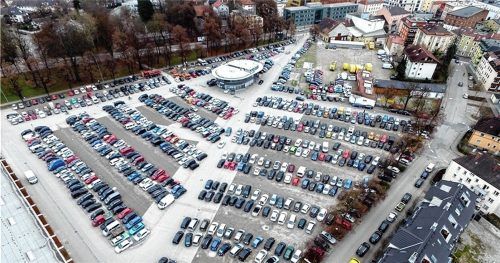 Nach der Bekanntgabe, dass das Parken auf der Loretowiese in Rosenheim (unser Bild) ab Herbst etwas kosten soll, gibt es große Diskussionen, vorallem unter Pendlern. Foto dpa