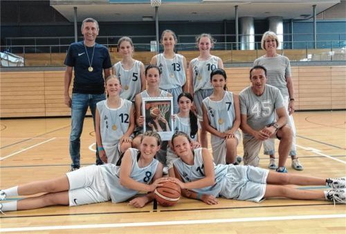 Nach einem etwas „zähen“ Beginn gingen die Karo-Korbjägerinnen am Ende der ersten Halbzeit in Führung und ließen sich diese nicht mehr nehmen.Foto Karolinen-Gymnasium