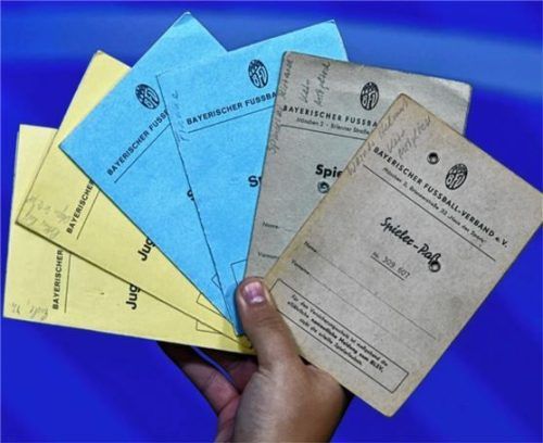 Nach über 70 Jahren schickt der Bayerische Fußball-Verband (BFV) den Spielerpass aus Papier in Rente. Foto bfv