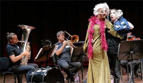Nikolaus Habjan singt zusammen mit der Musicbanda Franui und spielt mit Puppen (Lady Bug und Georg Kreisler). Foto janka