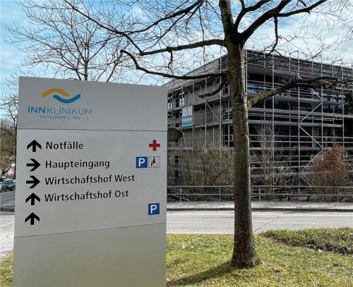 Noch wird am neuen Bettenhaus des „InnKlinikums“ Mühldorf gebaut. Wie es grundsätzlich weitergeht, hängt von politischen Entscheidungen in Berlin ab. Foto Latta
