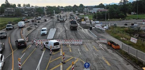 Noch wird der Verkehr im Bogen um die Baustelle herumgeführt. Aber damit ist bald Schluss. Foto Staatliches Bauamt Rosenheim