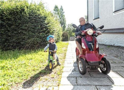 Ob Klein oder Groß, Jung oder Alt: Die Fahrzeugsegnung in Prutting war für alle da. Hier warten der kleine Anton Maier und Lenz Dangl auf den Segen.Fotos Thomae