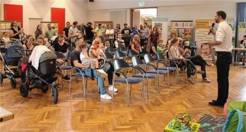 Oberbürgermeister Andreas März begrüßte die „frischgebackenen“ Eltern.Foto re