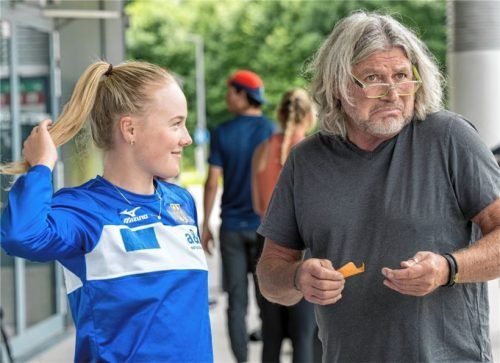 Olympiasieger Peter Müller aus den USA bereitet Anna Ostlender auf die neue Saison vor und erwartet einiges von der Sportlerin des DEC Inzell.Foto Ernst Wukits