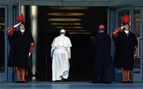 Papst Franziskus kommt zum Gipfeltreffen zum Thema Missbrauch im Vatikan. Seit dieser Konferenz im Februar 2019 sind die Austrittszahlen in Deutschland weiter gestiegen. Im letzten Jahr wandten sich 522821 Menschen von der katholischen Kirche ab. Foto dpa