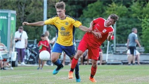 Paul Hofmann (rechts) traf für Emmerting im Spiel gegen Burgkirchen (links Simon Brosch).Foto Gabi Zucker