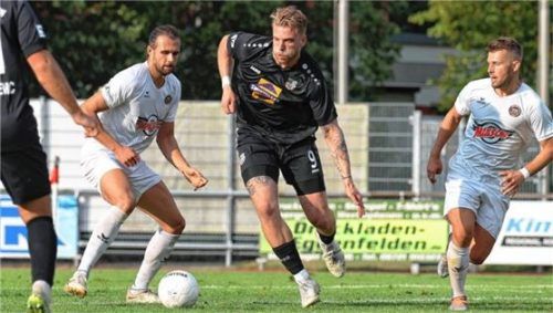 Per Kopf ins Glück: Kurt Weixler (Mitte) brachte Traunstein kurzzeitig in Führung.Foto mb.presse