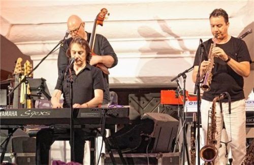 Pippo Pollina am Klavier mit Mario Rivera (Bass) und Roberto Petroli (Saxofon).Foto pillatzki