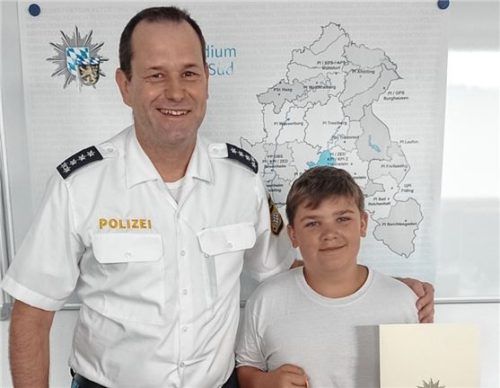 Polizeihauptkommissar Markus Steinmaßl mit Sebastian, dem jungen Lebensretter aus Soyen. Foto RE