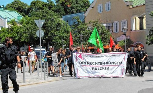 Protestmarsch: Rund 30 Menschen aus verschiedenen linksgerichteten Organisationen demonstrierten am Samstag unter anderem auch gegen den geplanten Maaßen-Auftritt im Bad Aiblinger Kurhaus. Josef Reisner
