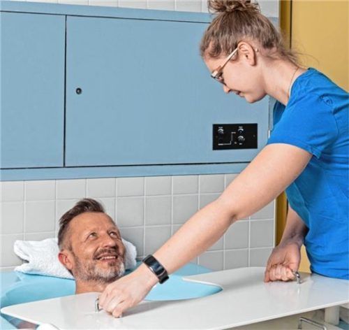 Radonwannenbad: Die für medizinische Zwecke notwendige Konzentration des natürlichen radioaktiven Edelgases Radon ist nur an wenigen Orten zu finden, wie in Bad Schlema. Foto DJD/Fremdenverkehrsverein „Schlematal“/Erik Wagler