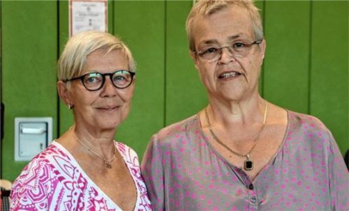 Regierungsschuldirektorin Barbara Schall-Pätzholz (links) bedankte sich bei Susanne Kremer, der Rektorin des Privaten Förderzentrums Aschau, die in Ruhestand geht.Foto Rehberg