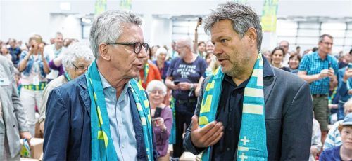 Robert Habeck (rechts), Bundesminister für Wirtschaft und Klimaschutz, im Austausch mit Thomas de Maizière, Präsident des Deutschen Evangelischen Kirchentags, der heuer in Nürnberg stattfand. Foto dpa