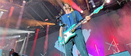 Rüdiger Linhof von den Sportfreunden Stiller an der Gitarre beim Auftakt des Sommerfestival Rosenheim. Foto  Trautmann