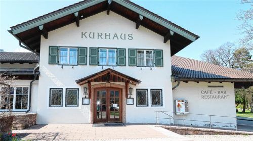 Ruhpolding beschloss mehrheitlich, dass der neue Festsaal am angestammten Ort im Zuge eines Hotelneubaus im Kurpark entstehen soll. Die Tage des alten Kurhauses sind gezählt. Das Foto zeigt die vom Eingang abgewandte Nordansicht. Foto peter