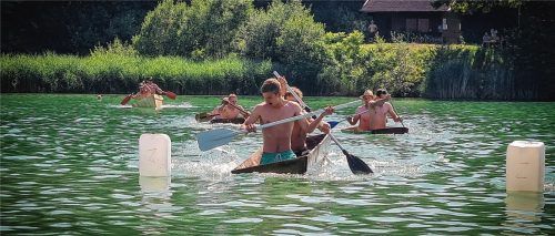 Sautrogrennen mit dem Siegerteam aus Babensham vorne beim Zieleinlauf.Fotos Rieger