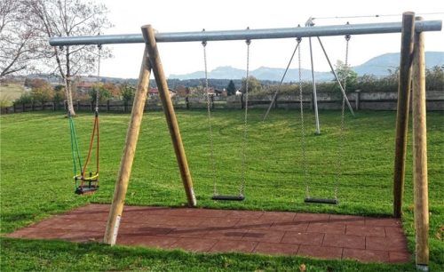 Schaukeln mit Bergblick: Neue Spielgeräte montierten Mitarbeiter des Bauhofs am Tinninger See, am Kinderspielplatz Riedering (Bild), am Kindergarten Moosen und an der Schule in Sölllhuben.Foto Gemeinde