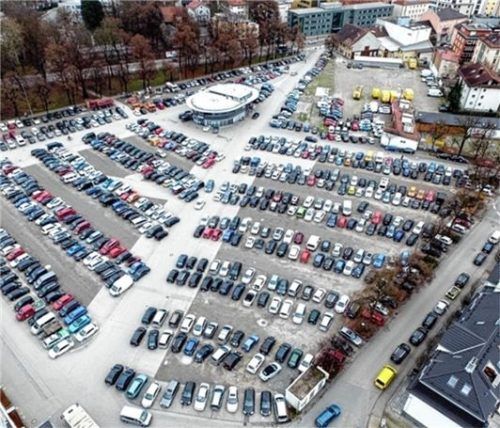 Schon bald kostet das Parken auf der Loretowiese. Foto RE