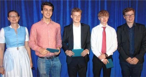 Schulleiterin Katharina Westmeier (links) und Nick Handforth vom Förderverein (rechts) ehrten die besten Schüler (von links) Florian Schulz aus der Klasse 10b, Sebastian Knoll und Moritz Glas aus der Klasse 11y.Foto Füchtner