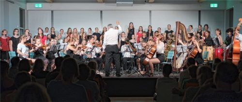 Schulorchester und Chöre bei ihren beeindruckenden Darbietungen auf der Mensabühne. Foto re